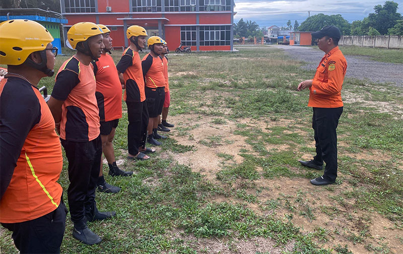 Tim SAR sebelum berangkat melakukan pencarian seorang bocah yang tenggelam di Sungai Batang Tebo, Minggu | sari