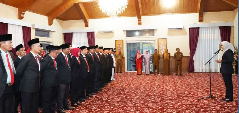 Bupati Tanjabtim, Dillah Hikmah Sari, melantik 39 pejabat, di rumah dinasnya, Senin | dki-tjt
