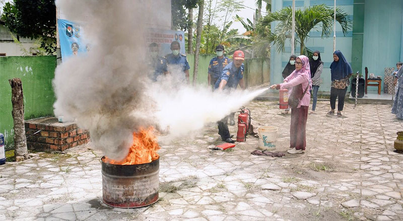 Antusiasme peserta mengikuti latihan memadamkan api menggunakan APAR yang dipandu oleh tim Dinas Damkar Kota Jambi | pep