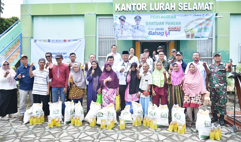 Sekda Kota Jambi, A Ridwan, menyalurkan Bantuan Pangan Gratis dan Minyakita gratis kepada ribuan warga, Rabu | dki-kj