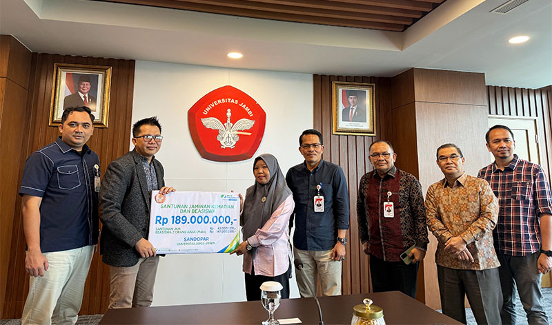 Kepala BPJS Ketenagakerjaan Cabang Jambi, Hendra Elvian, menyerahkan santunan kepada ahli waris almarhum Sandopar, Selasa | dia
