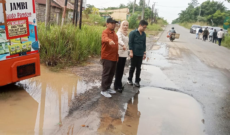 Mustaharuddin meninjau badan jalan tergenang air di wilayah Kabupaten Muaro Jambi | nor