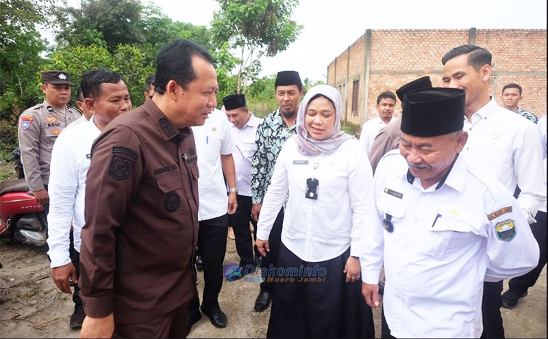 Bupati Muaro Jambi, Bambang Bayu Suseno, mendampingi tim verifikasi Desa Persiapan Kasang Tanjung Nangko, Kecamatan Kumpeh Ulu, Rabu, 3 Desember 2025 | dki-mj