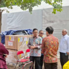 Penyerahan bantuan kemanusiaan untuk korban banjir dan tanah longsor di Aceh, Sumatra Utara dan Sumatra Barat | foto: skk migas