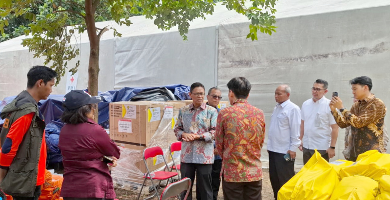 Penyerahan bantuan kemanusiaan untuk korban banjir dan tanah longsor di Aceh, Sumatra Utara dan Sumatra Barat | foto: skk migas