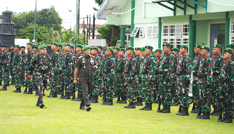 Danrem 042/Garuda Putih, Brigjen TNI Heri Purwanto, memeriksa pasukan pada peringatan Hari Juang ke-80 TNI Angkatan Darat, di Lapangan Makorem, Senin 15 Desember 2025 | prm
