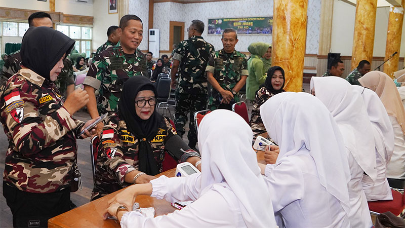 Korem 042/Gapu mengadakan donor darah dan pemeriksaan kesehatan gratis bagi masyarakat dan keluarga besar TNI, di Aula Balai Prajurit Garuda Putih, Rabu (10/12/2025) | prm