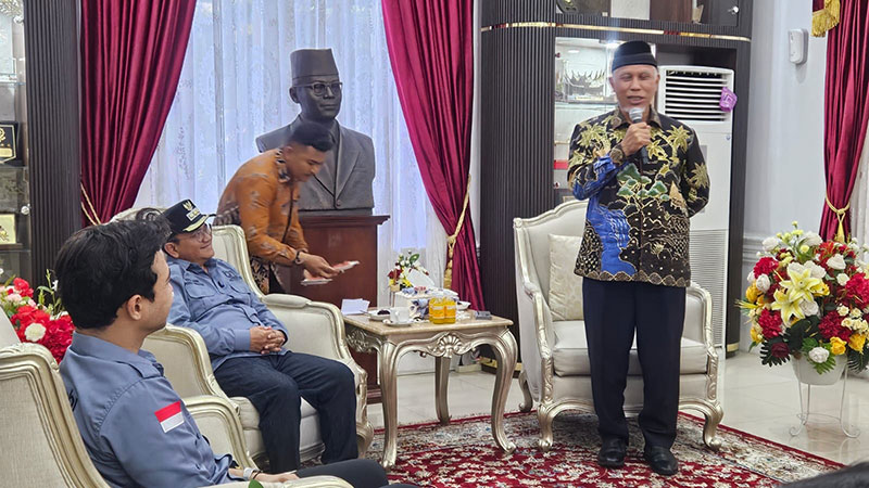 Gubernur Sumbar, Mahyeldi Ansharullah, menerima langsung bantuan dari pemerintah dan masyarakat Kota Jambi | dki-kj