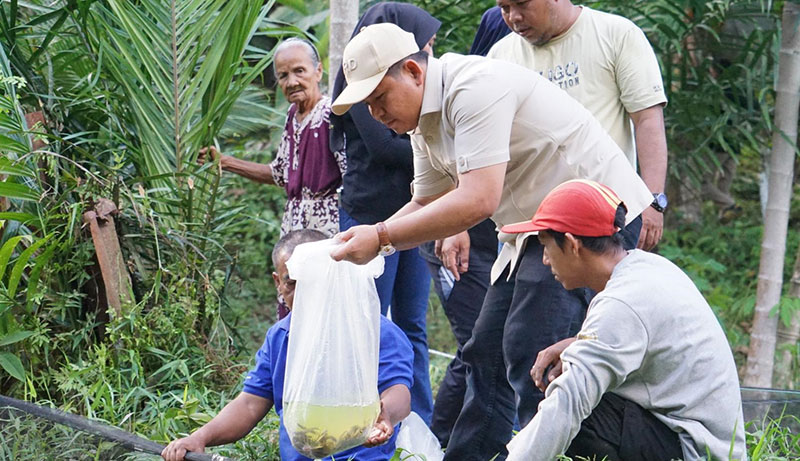 Wakil Ketua I DPRD Kota Jambi, Muhammad Yasir, menyerahkan bantuan 2.000 bibit ikan lele dan 5.000 bibit ikan nila di RT 31 Kenali Asam, Kota Baru | ist
