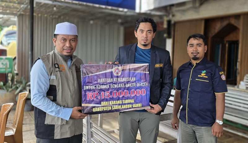 Karang Taruna Kabupaten Sarolangun menyerahkan donasi sebesar 15 juta rupiah sebagai bentuk kepedulian dan solidaritas terhadap korban banjir di Aceh | noe