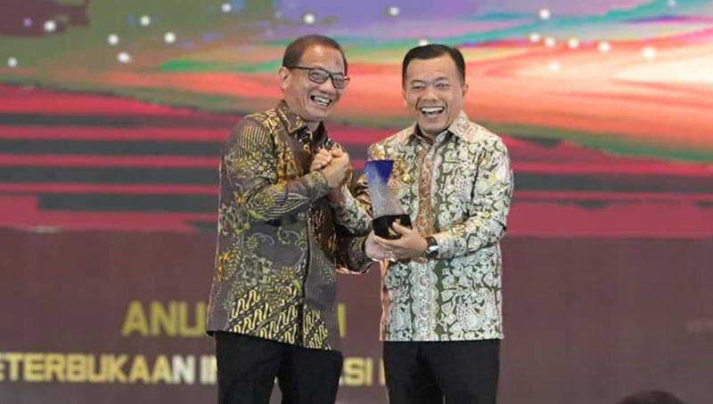 Gubernur Jambi, Al Haris, menerima penghargaan Anugerah Keterbukaan Informasi Publik 2025 | foto : diskominfo prov jambi