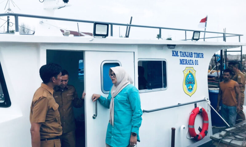 Bupati Tanjabtim, Dillah Hikmah Sari, dan Wakil Bupati Muslimin Tanja, di Kapal Motor Tanjab Timur Merata 01 yang diberikan kepada Koperasi Nelayan Ridho Lestari Ibu | dki-tjt