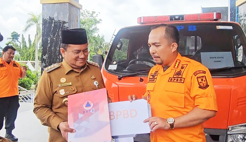 Wali Kota Jambi, Dr. Maulana, menerima bantuan kendaraan logistik dari BNPB | dki-kj
