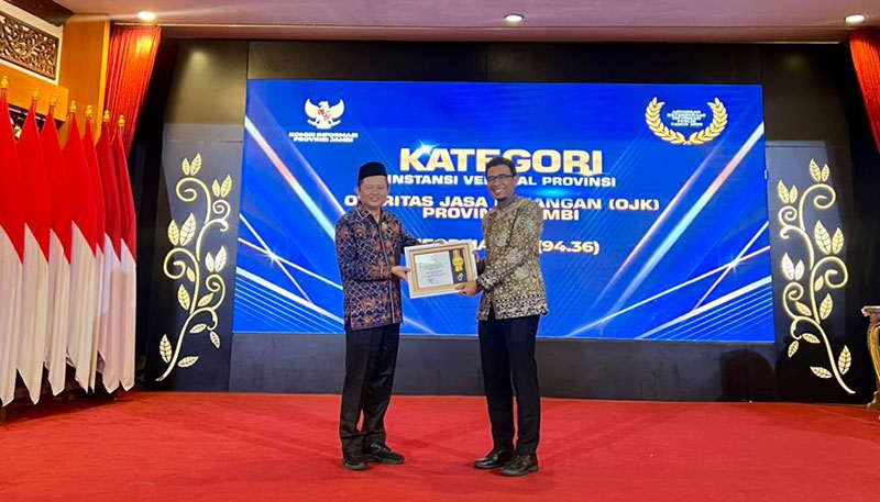 Kepala OJK Jambi, Yan Iswara Rosya, menerima penghargaan dari Ketua Komisi Informasi Provinsi Jambi, Ahmad Taufiq Helmi | ojk