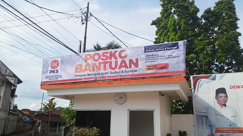Posko bantuan di kantor DPW PKS Provinsi Jambi, Jalan Kolonel Amir Hamzah, Sungai Kambang, Kota Jambi | noe