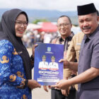 Bupati Kerinci, Monadi, menyerahkan SK PPPK Paruh Waktu Formasi 2025, Minggu 21 Desember 2025 | dki-krc