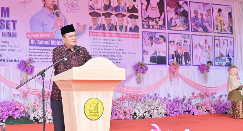 Wali Kota Jambi membuka acara puncak Simposium dan Expo Riset Pelajar Nurul Ilmi Jambi, di Lapangan Utama Kantor Wali Kota Jambi, Sabtu | foto : dki-kj