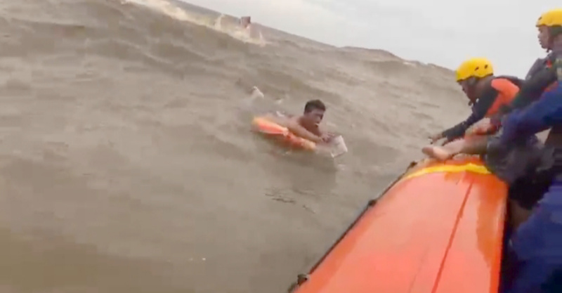 Tim SAR menyelamatkan korban tenggelam akibat dihantam ombak besar | sar