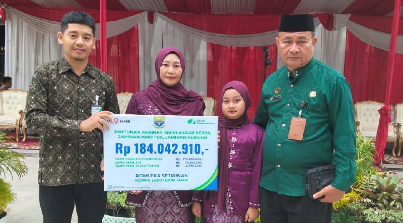 BPJS Ketenagakerjaan menyerahkan santunan kepada ahli waris almarhum Romi Eka Setiawan yang meninggal dunia akibat kecelakaan kerja | dia