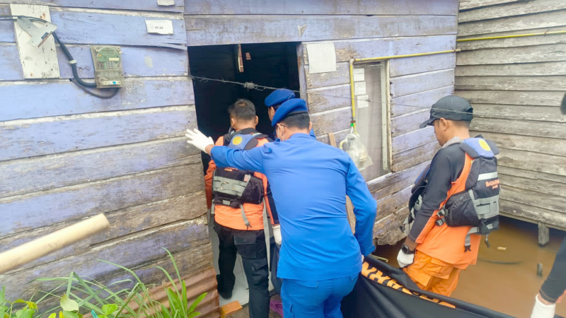 Tim SAR saat mengantar jenazah Ardan Maulana ke rumah duka, Minggu | sar