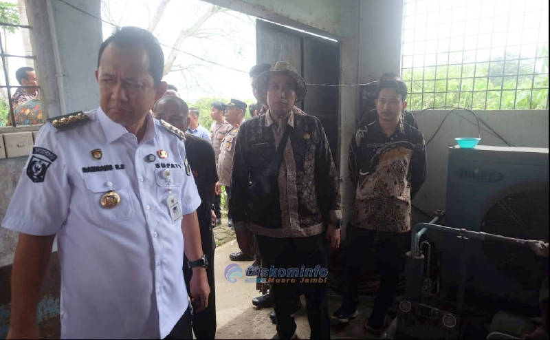 Bupati Muaro Jambi, Dr. Bambang Bayu Suseno, mengecek gedung cold storage yang sudah lama tidak berfungsi, Kamis | dki-mj