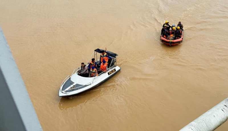 Tim SAR mencari seorang remaja yang diduga nekat terjun ke sungai dari Jembatan Batanghari 1, Jumat | sar