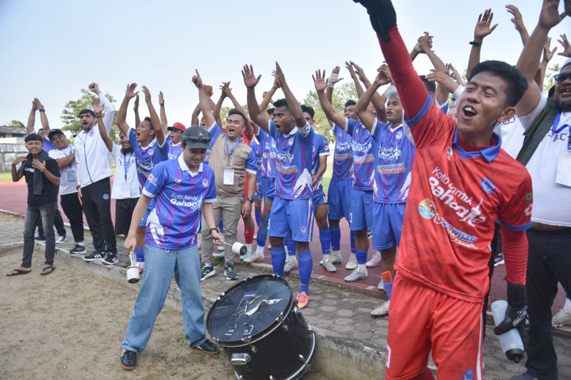 Wakil Wali Kota Jambi yang juga Manager FC Koja, Diza Hazra Aljosha, memberikan dukungan langsung kepada timnya | gjj