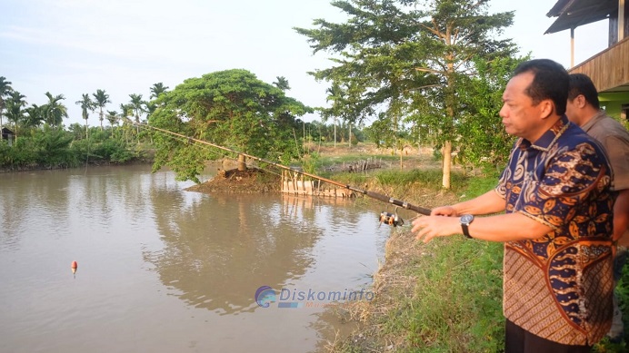 Bupati Muaro Jambi, Bambang Bayu Suseno (BBS), mengunjungi Stasiun Mitra Aksi Pembudidayaan Ikan Air Tawar di Desa Tangkit Baru, Sungai Gelam, Sabtu | dki-mj
