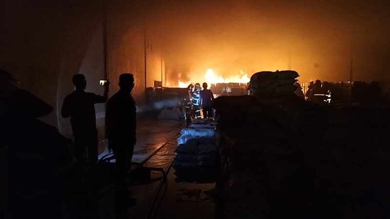 Kebakaran meludeskan sebuah gudang sembako milik PT Dunia Aneka Usaha, di Jalan Dharma Wangsah, Paal Merah, Jambi Selatan, Kota Jambi, Jumat, 9 Januari 2026 | asa