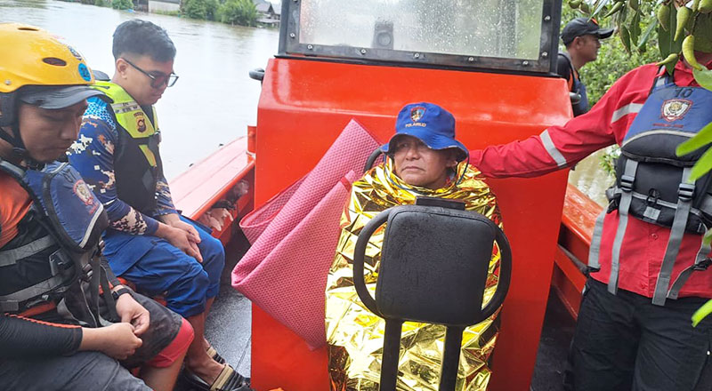 Tim SAR menyelamatkan dua nelayan yang terombang-ambing di tengah laut | sar