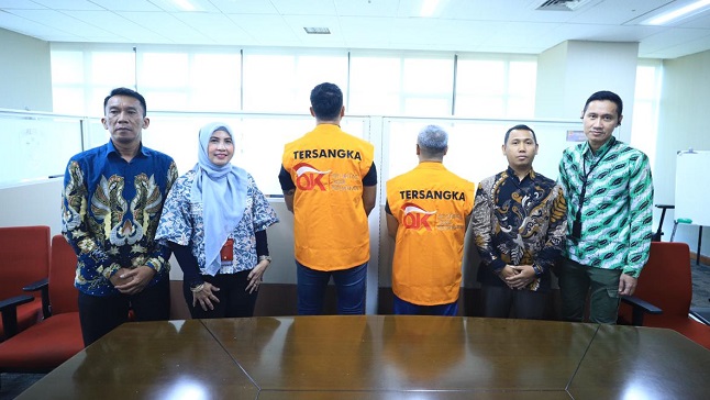 Penyidik OJK menyerahkan dua tersangka, AAG dan APP, beserta barang buktinya ke Kejaksaan Negeri Jakarta Selatan | humas ojk