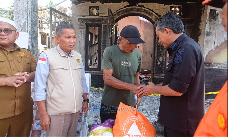Pemkab Muaro Jambi menyalurkan bantuan untuk warga Desa Kasang Pudak, Kecamatan Kumpeh Ulu yang rumahnya ludes dilahap api Senin kemarin | dki-mj