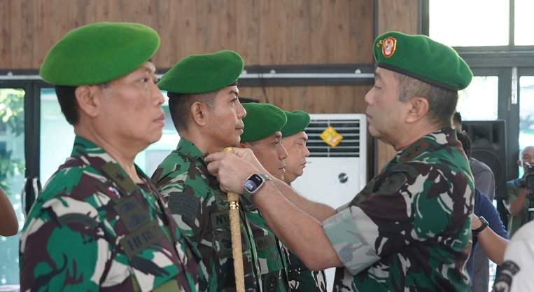 Pangdam XX/Tuanku Imam Binjol, Mayjen TNI Arief Gajah Mada memimpin sertijab Danrem 042/Gapu dari Brigjen TNI Heri Purwanto ke Kolonel INF Nyamin | foto : prm