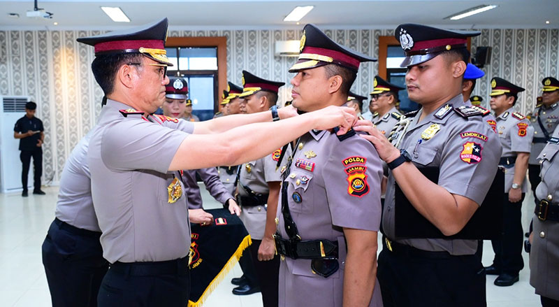 Serah terima jabatan sejumlah pejabat utama Polda Jambi dan beberapa kapolres, di Mapolda Jambi, Jumat 9 Januari 2025 | pld