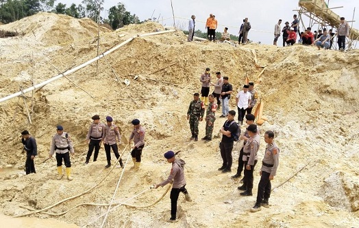 Aparat kepolisian membantu evakuasi warga yang tertimbun longsor di Dusun Mengkadai, Kecamatan Limun, Kabupaten Sarolangun | pld
