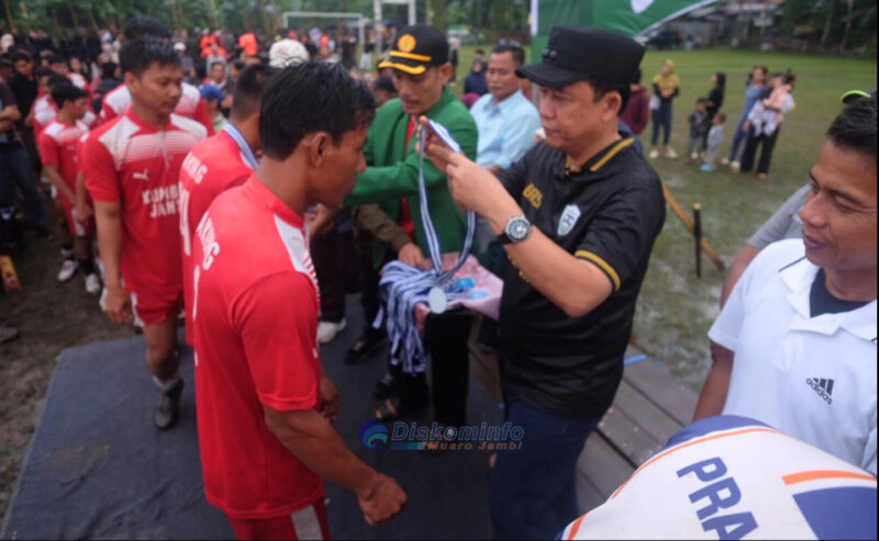 Turnamen Sepakbola Pandan Sakti Cup III ditutup oleh Bupati Muaro Jambi, Bambang Bayu Suseno, Sabtu sore | dki-mj