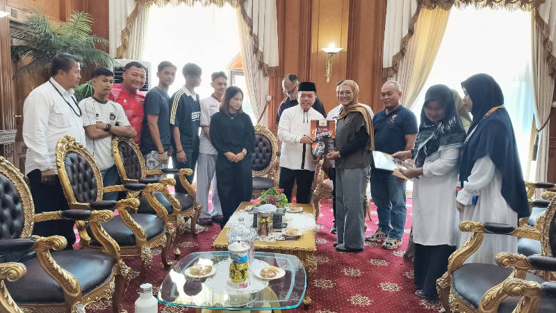 Gubernur Jambi, Al Haris, memberangkatkan orang tua peraih medali PON Aceh - Sumut berangkat umroh | dki-pj