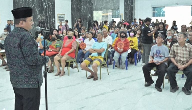 Wali Kota Jambi, Maulana, bersilaturahmi dengan warga keturunan Tionghoa dalam menyambut Tahun Baru Imlek, Kamis | gjj