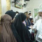 Gubernur Jambi, Al Haris, menyerahkan bantuan di Masjid Al Ikhlas, Kelurahan Beliung, Alam Barajo, Kota Jambi, Kamis malam | mulyadi