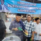 Sekda Kota Jambi, A Ridwan, mengocok teh talua, didampingi owner Sate Eddy Mayang, Iqbal Putra, dan owner Sate Eddy Sipin, Marlius | dia