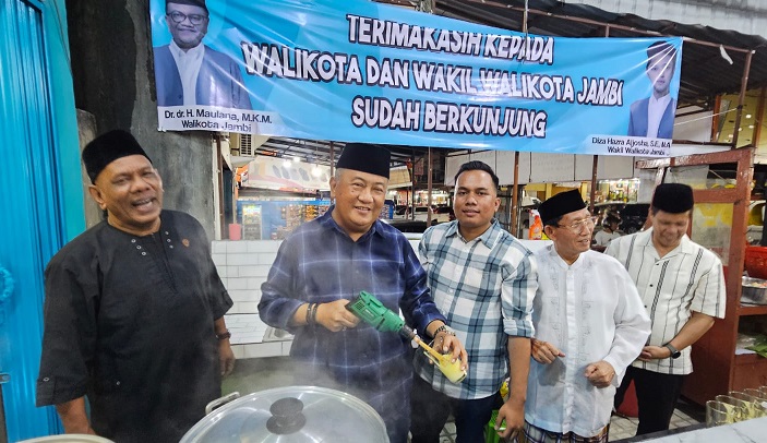Sekda Kota Jambi, A Ridwan, mengocok teh talua, didampingi owner Sate Eddy Mayang, Iqbal Putra, dan owner Sate Eddy Sipin, Marlius | dia