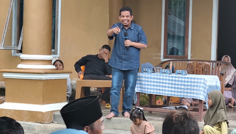 Ketua Fraksi PKS DPRD Provinsi Jambi, Mustaharuddin, saat bersilaturahmi dengan warga Desa Teluk Kayu Putih, Tebo | noe