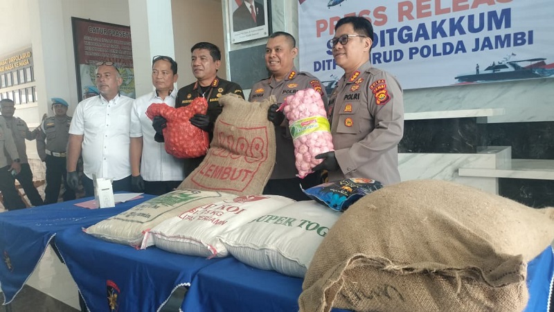 Konferensi pers terkait pengungkapan kasus pengangkutan komoditas pertanian dan bahan pokok tanpa dokumen karantina sah | asa