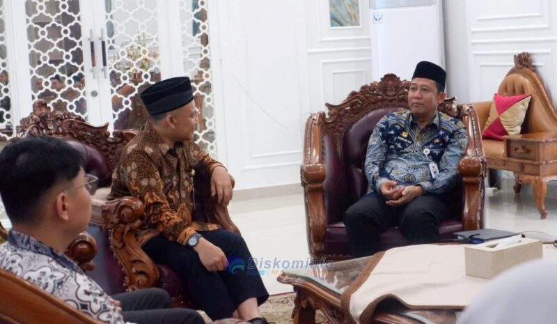 Bupati Muaro Jambi, Bambang Bayu Suseno, menyambut kunjungan Kepala BPK RI Perwakilan Provinsi Jambi, Muhamad Toha Arafat, di Rumah Dinas Bupati Muaro Jambi, Jumat | dki-mj
