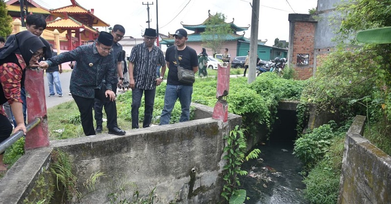 Wali Kota Jambi, Maulana, meninjau kondisi drainase di RT 21, Kelurahan Cempaka Putih, Kecamatan Jelutung, Minggu | dki-kj