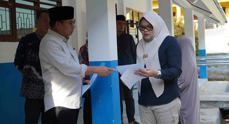 Bupati Tanjung Jabung Timur (Tanjabtim), Dillah Hikmah Sari memonitor dan evaluasi sejumlah proyek pembangunan di Kecamatan Mendahara Ulu pada Kamis 26 Februari 2026 | dki-tjt