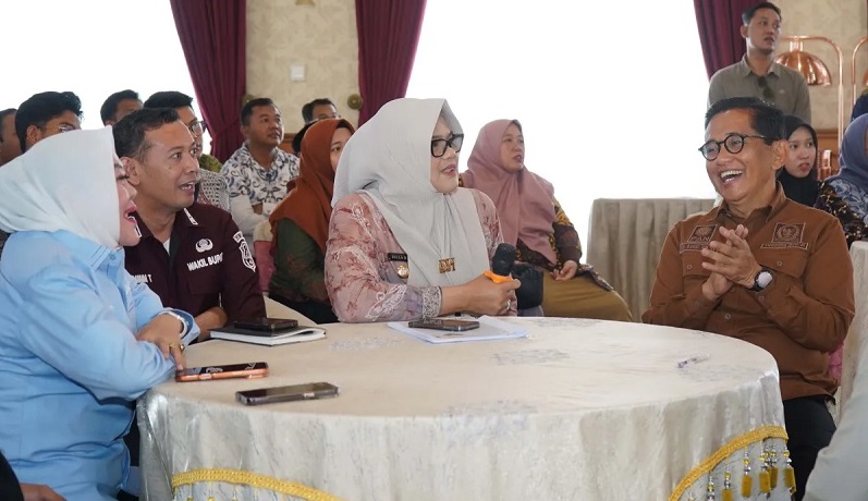 Bupati Tanjabtim, Dillah Hikmah Sari, bersama Wakil Bupati Muslimin Tanja menerima kunjungan kerja anggota Komisi V DPR RI, di Aula Rumah Dinas Bupati Tanjabtim, Jumat | dki-tjt