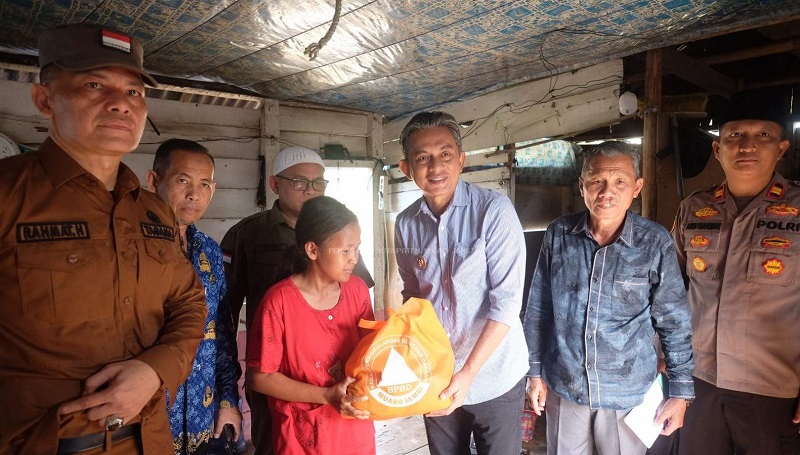 Wakil Bupati Muaro Jambi, Junaidi Mahir, menyerahkan bantuan kepada korban kebakaran di Desa Seponjen | dki-mj