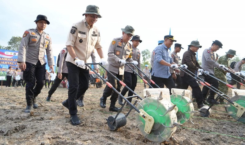 Wakil Bupati Muaro Jambi, Junaidi Mahir, mengikuti kegiatan Tanam Raya Jagung, di Desa Ibru, Kecamatan Mestong, Kabupaten Muaro Jambi, Sabtu 7 Maret 2026 | dki-mj
