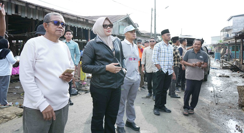 Bupati Tanjabtim, Dillah Hikmah Sari, meninjau lokasi kebakaran di Pasar Blok D Pandan Jaya, Geragai | dki-tjt
